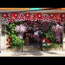 Es gibt kaum ein Hotel oder Geschäft ohne Blumenschmuck